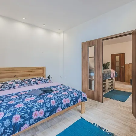 Daviduv Apartman V Centru Mesta דירה *